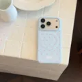 Gros plan sur une coque iPhone bleu clair avec pois roses et anneau magnétique intégré - Pois Roses Bleu Clair / Iphone 18