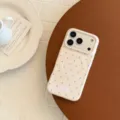 Vue détaillée d'une coque iPhone crème élégante à pois bleus avec un design d'anneau magnétique - Pois Bleus Jaune Crème / Iphone 18