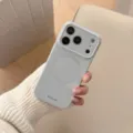 Dettaglio della custodia magnetica azzurra per iPhone con anello MagSafe e logo - 17 Pro Max Foro Preciso / Blu Nebbia Marina Magnetico (Etichetta Blu-Grigio)