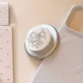 Witte parelmoer telefoonhouder met een elegant sprankelend zilveren strikontwerp - Alleen Telefoonstandaard / Witte Parelmoer Zilveren Strik / Universeel / Alleen Standaard