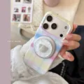 Détail macro du support magnétique ours en nacre sur coque iPhone à carreaux colorés - Rayures blanches avec support ours blanc / 17 Pro Max