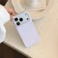 Coque iPhone lavande mate à pois blancs avec anneau MagSafe, présentée à la main. - Pois Blancs Mauve Taro / Iphone 18