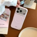 Vue détaillée d'une coque iPhone lavande avec motif taches d'encre et anneau MagSafe - Modèle Magnétique / Pour iPhone 17 Pro Max / Baie Sucrée Encre Blanche