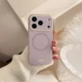 Gros plan d'une coque iPhone lilas avec anneau de caméra crème et logo minimaliste - Violet Baie Noire (Cadre d'Objectif Jaune) / iPhone 17 Pro Max (Trou de Précision)