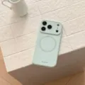 Dettaglio della custodia magnetica verde menta per iPhone con anello Magsafe su piastrelle - 17 Pro Max (Foro di precisione) / Blu Islanda (Etichetta ciano-blu)