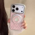 Gros plan sur la coque iPhone à carreaux roses avec étoiles et support magnétique chic. - Grille Étoilée Rose Dorée / Support Magnétique (17promax) / Rose