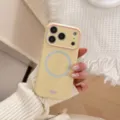 Détail de l'anneau MagSafe et du cadre photo rose sur une coque de couleur crème. - Jaune Citron (Cadre d'Objectif Rose) / iPhone 17 Pro Max