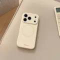 Dettaglio di una custodia magnetica beige per iPhone con anello MagSafe e logo - 17 Pro Max Foro Preciso / Bianco Pomelo