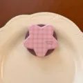 Support de téléphone Griptok en forme d'étoile à carreaux roses sur une assiette vintage - Support télescopique étoile / Grille à carreaux chocolat rose / Support Unique