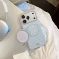 Détail d'une coque de téléphone magnétique bleu clair à pois avec support assorti - iPhone 17 Pro Max / Bleu Ensoleillé (Point Violet Sable + Support Grille Violette)