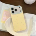 Vue détaillée de la coque iPhone à pois jaunes et bleus avec cadre de caméra contrasté - Jaune Mangue & Pois Bleu Sel de Mer / iPhone 17 Pro Max