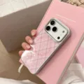 Détail de la coque iPhone à carreaux roses avec motif d'étoiles et cadre miroir - Grille Étoilée Rose Dorée / Support Magnétique (17promax) / Rose