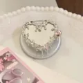 Gros plan d'un support de téléphone miroir en forme de cœur argenté et rose strass - Support magnétique miroir fluide en forme de cœur / Support Uniquement (Sans Coque) / Argent