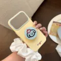 Vue détaillée d'une coque iPhone jaune avec support pop socket chien mignon et cœur rouge. - Jaune Mangue (Lettres Noires) + Support Chien-Fruit / iPhone 17 Pro Max