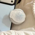 Détail d'un support de téléphone en nacre en forme de poisson sur coque - Support Magnétique Poisson Nacre Bleu / Support Unique