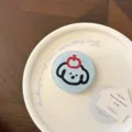 Vue rapprochée d'un support de téléphone mignon avec un motif de chien et pomme - Support Chien Fruit / Support Unique