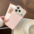 Gros plan détaillé d'une coque iPhone rose tendre minimaliste avec une élégante typographie. - Rose Baie / iPhone 17 Pro Max