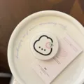 Gros plan d'un support de téléphone animal mignon sur une assiette blanche - Support Lapin aux Baies / Support Unique