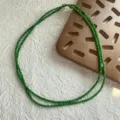 Detailaufnahme einer grünen Spinell-Perlenkette mit Facettenschliff und Glanz. - 4,3 mm Perlendurchmesser / Grün