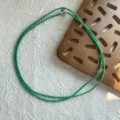 Dettaglio ravvicinato di una collana di perle di spinello verde con sfaccettature - Diametro Perla 3,7mm / verde chiaro