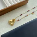 Gros plan du pendentif en forme de cœur doré et des perles colorées sur le collier long - Coeur 3D Perles Colorées (ML2199)