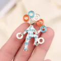 Vue détaillée de la broche clown de cirque vintage en émail avec strass. - Style Clown Jongleur (D0-1-405)