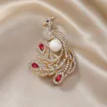 Eleganter Vintage-Pfau-Anstecknadel mit Strasssteinen, roten Edelsteinen und Perle - Phönix mit roten Steinen