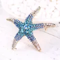 Detailweergave van een sprankelende blauw-witte kristallen zeester broche voor zeeliefhebbers - Blauw