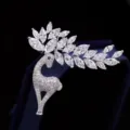 Detailopname van de elegante hertenbroche met fonkelende zirkonia stenen in zilver - Zilver (C3-3-7938)