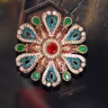 Magnifique broche baroque vintage avec strass colorés dans un design floral complexe - Style Baroque Royal (Broche 1) / Or Antique (Avec Pierre Rouge)