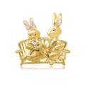 Antike goldene Hasen-Brosche mit zwei Hasen auf einer Bank und Emaille-Details - Hasenpaar