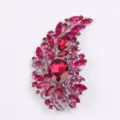Exquisito broche vintage plateado con cristales magenta vibrantes y pedrería fina - Rosa rojo
