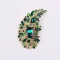 Broche vintage en tono dorado con cristales y pedrería en tonos verde esmeralda y lima - Verde