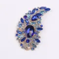 Elegante broche vintage con cristales azul oscuro y diamantes de imitación en base dorada - Azul marino