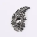Broche vintage plateado con cristales de estrás facetados en gris oscuro y negro - Gris humo