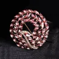 Eleganter geometrischer Kreis Brosche mit rosa Markasit-Kristallen und Gold-Finish. - Kaffee