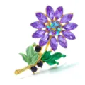 Elegante Sonnenblumen-Brosche mit lila Kristallen und irisierender Mitte auf Gold - Lila (W24101D03)