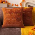 Housse de coussin en peluche orange avec citrouilles brodées et texte hello pumpkin - 45x45cm (Sans Insert) / Tige Vert Coke Foncé