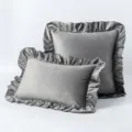 Grauer Samtkissenbezug mit eleganten Rüschenkanten für minimalistische Sofadekor - 30x50cm(Nur Bezug) / Grau