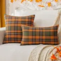 Morbidi cuscini decorativi a quadri autunnali arancioni e verdi su un divano bianco - 45*45cm Senza Anima / Quadri Verde e Arancio