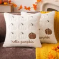 Housse de coussin en fausse fourrure blanche avec broderie citrouille pour décor d'automne - 45x45cm (Sans Insert) / Tige Marron Blanc Lait