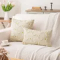 Eleganter cremefarbener Plüschkissenbezug mit Mond- und Sternstickerei auf dem Sofa - Beige crescent moon stars