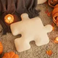 Suave cojín de peluche blanco crema con forma de pieza de puzzle para decoración de Halloween - Forma de Pieza de Rompecabezas / 50x50cm / Blanco Roto
