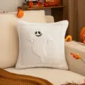 Housse de coussin fantôme d'Halloween en peluche blanche pour décoration de canapé de fête - Fantôme au Sourire Amer / 45x45cm Sans Garnissage / Blanc