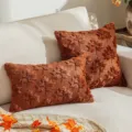 Warmer rostorangefarbener Kissenbezug mit Ahornblatt-3D-Stickerei für die Herbstdekoration - 50x50cm (Nur Bezug) / Karamell Ahornblatt mit braunem Stiel