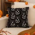 Funda de cojín de calabaza de Halloween negra tufted con textura de felpa suave - Black background white line evil smile pumpkin