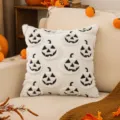 Funda de cojín de calabaza tufted blanca con flecos para decoración de Halloween - White background, black line, mischievous smiling pumpkin