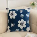 Funda de cojín azul marino con bordado floral blanco en un sofá crema - 45x45cm / Floral Azul Blanco