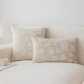 Eleganter Kissenbezug mit goldfoliertem Kreismuster aus cremefarbenem Plüschstoff - 30*50cm / Bronzierung Kreise