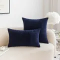 Moderne dunkelblaue Cord-Patchwork-Kissenbezüge auf einem stilvollen beigen Sofa - 30x50cm / Marineblau